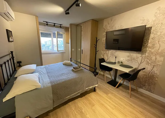 Piazza Center Chic App - Enjoy Travel Apartment Tirana